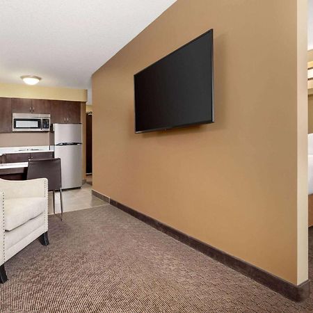 Microtel Inn And Suites By Wyndham Weyburn מראה חיצוני תמונה