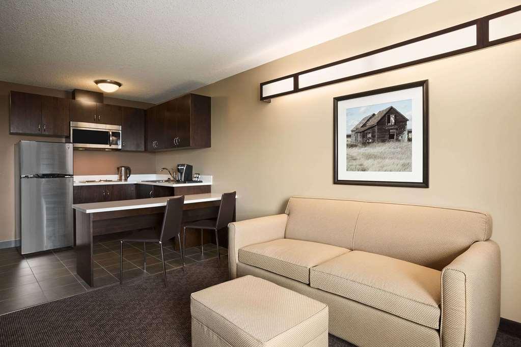 Microtel Inn And Suites By Wyndham Weyburn חדר תמונה