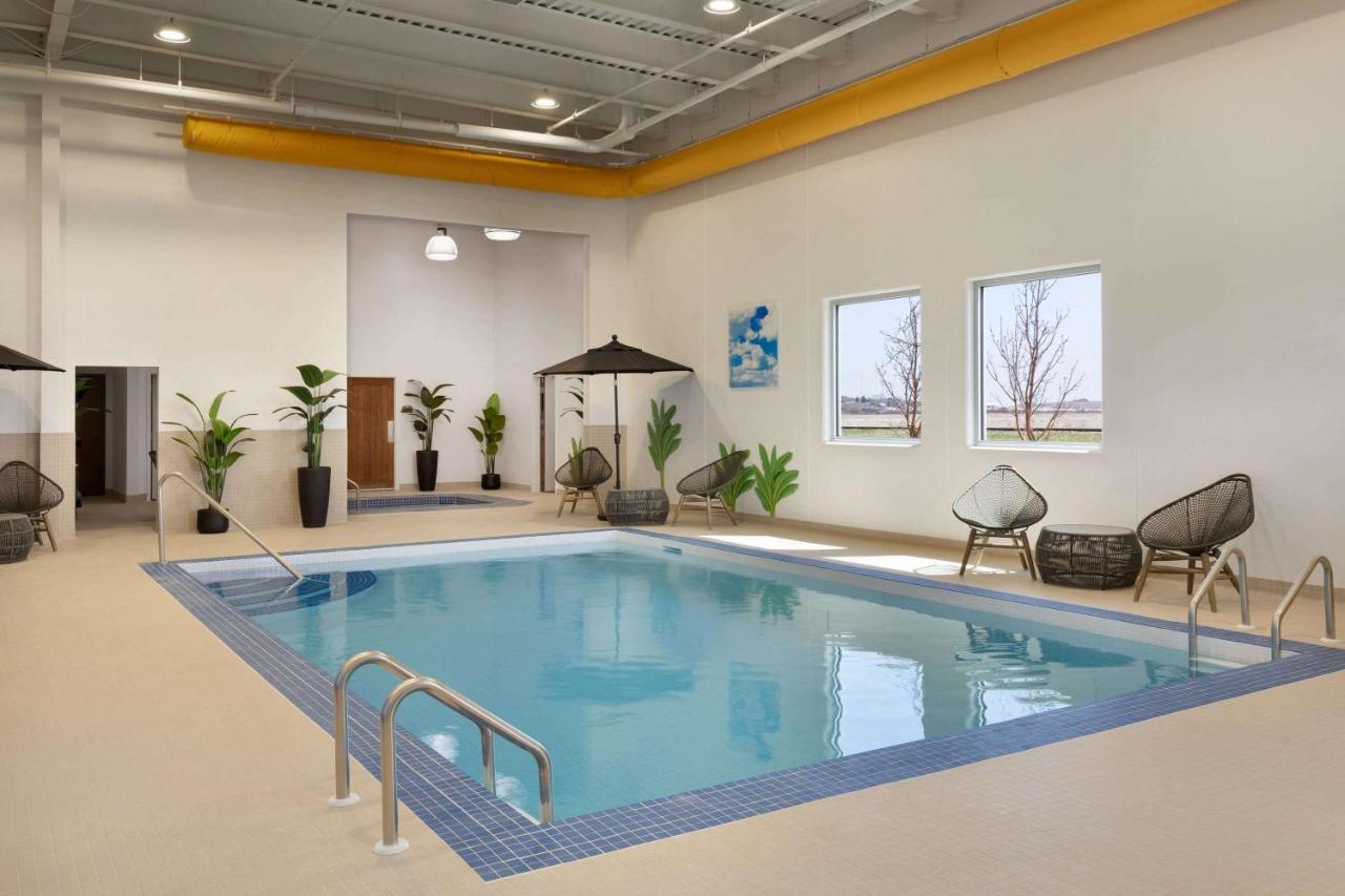Microtel Inn And Suites By Wyndham Weyburn מראה חיצוני תמונה