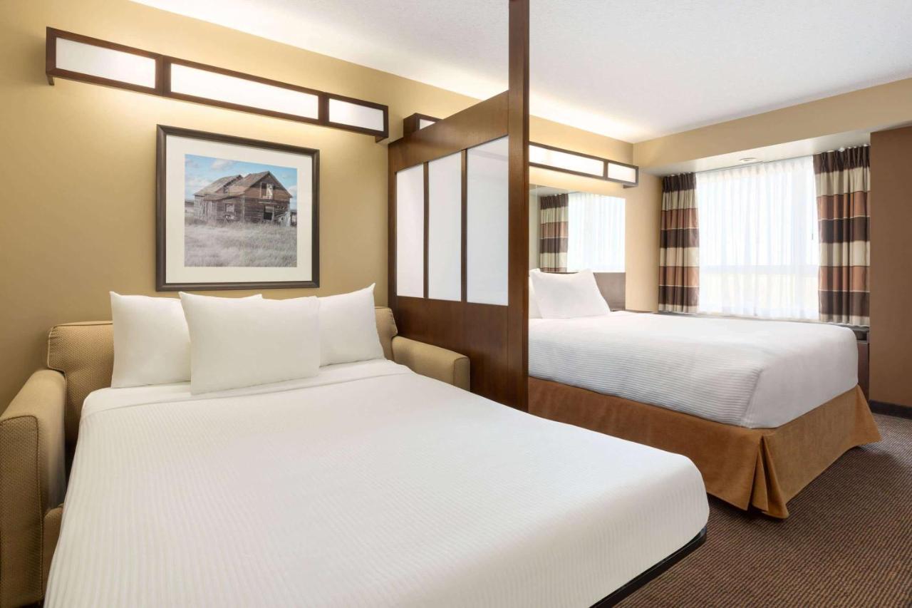 Microtel Inn And Suites By Wyndham Weyburn מראה חיצוני תמונה