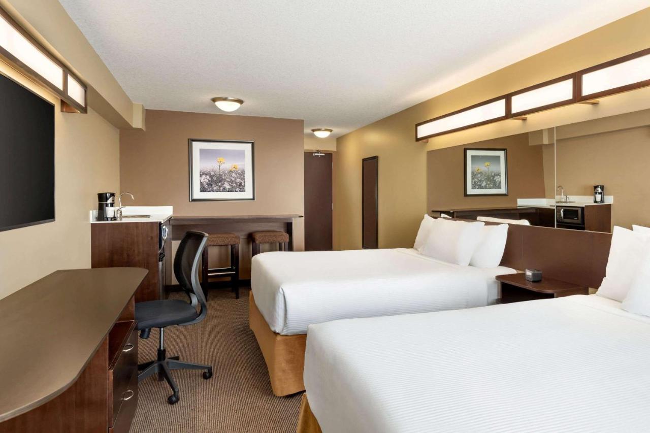 Microtel Inn And Suites By Wyndham Weyburn מראה חיצוני תמונה