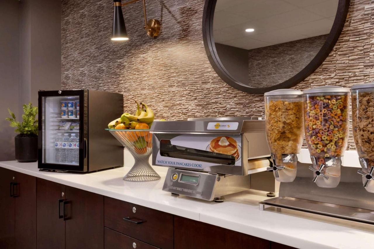 Microtel Inn And Suites By Wyndham Weyburn מראה חיצוני תמונה