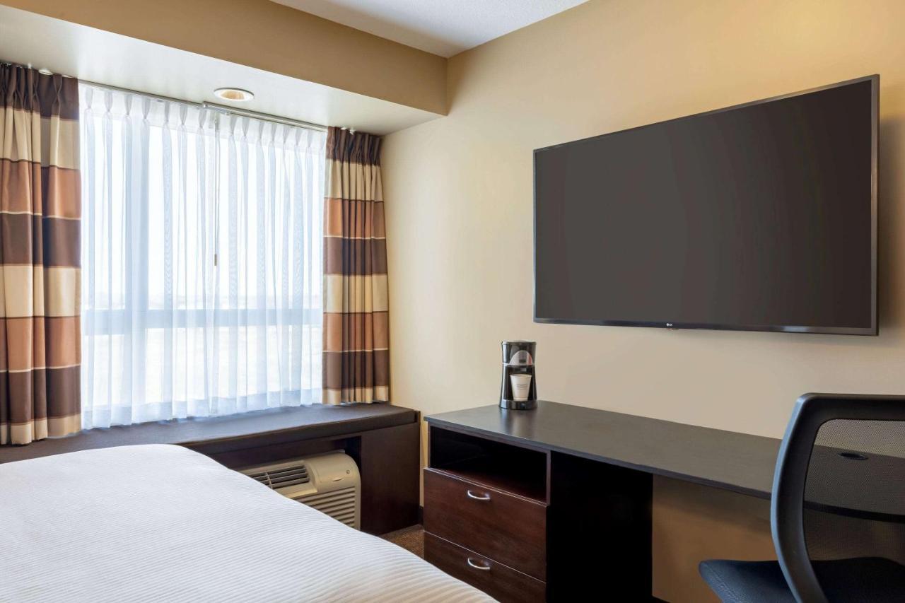 Microtel Inn And Suites By Wyndham Weyburn מראה חיצוני תמונה