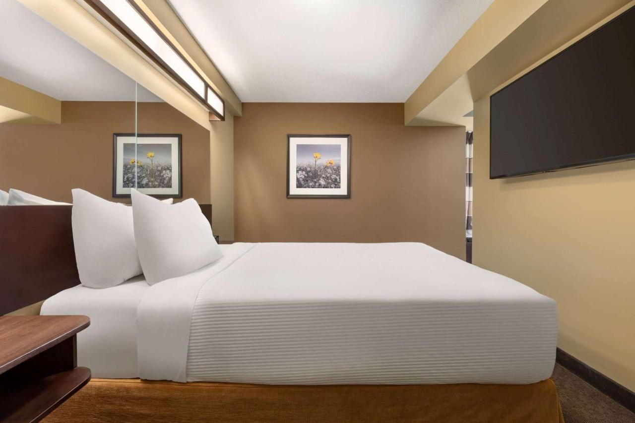 Microtel Inn And Suites By Wyndham Weyburn מראה חיצוני תמונה