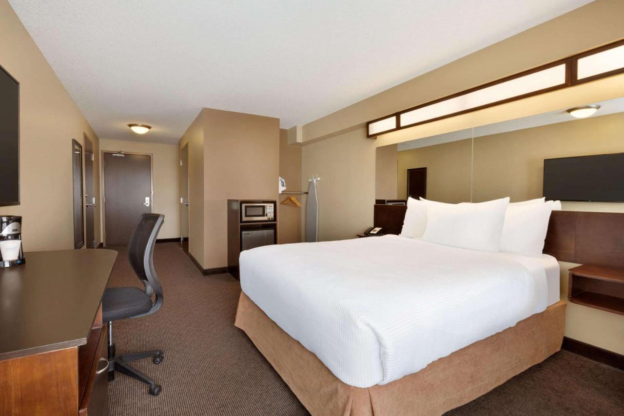 Microtel Inn And Suites By Wyndham Weyburn מראה חיצוני תמונה