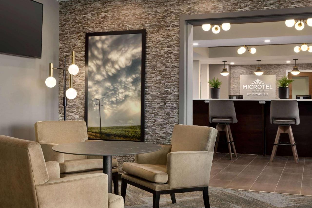 Microtel Inn And Suites By Wyndham Weyburn מראה חיצוני תמונה