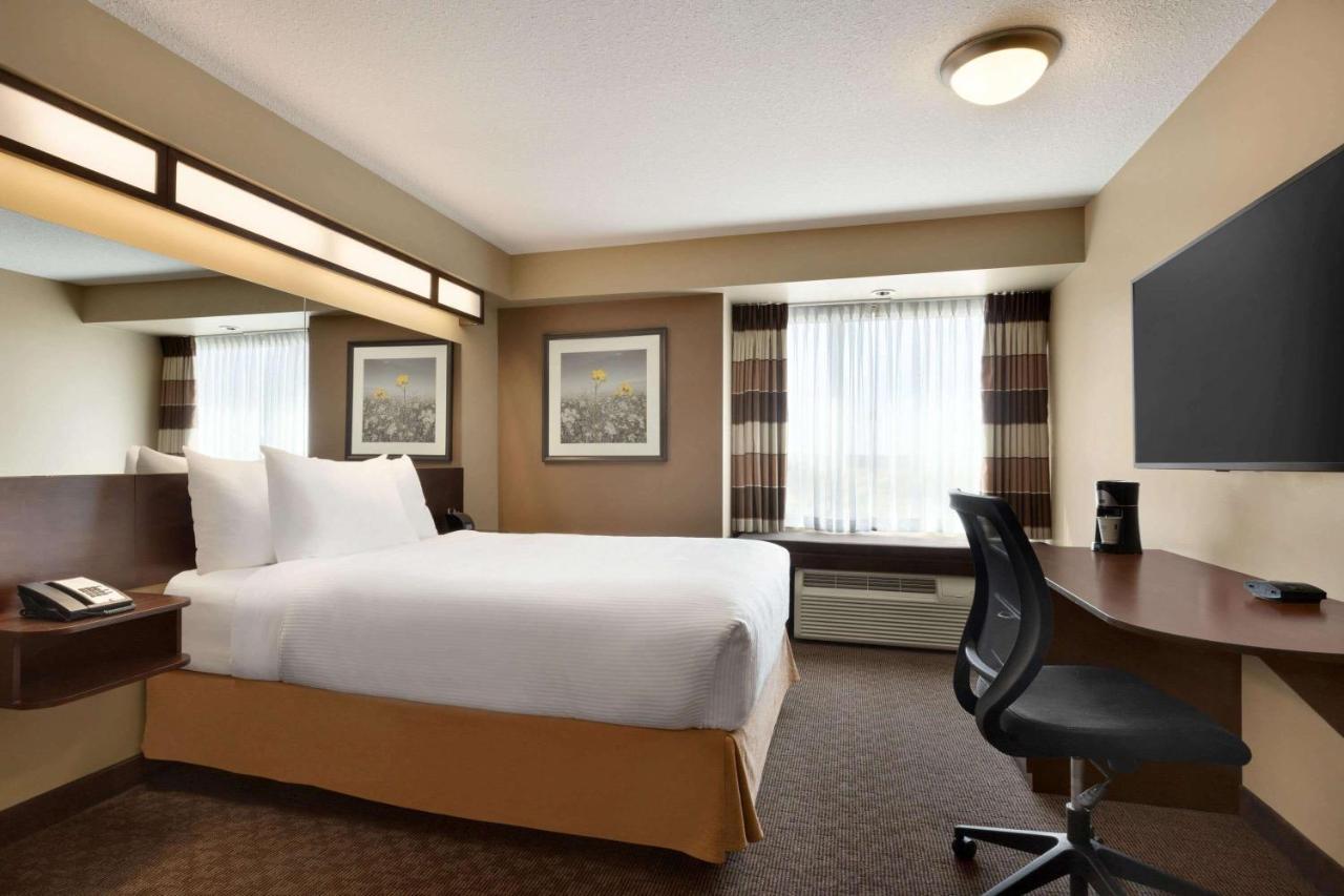 Microtel Inn And Suites By Wyndham Weyburn מראה חיצוני תמונה