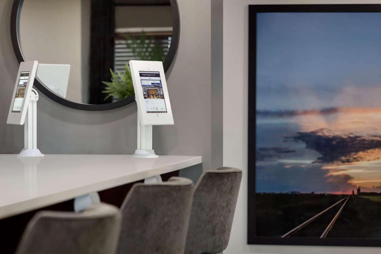 Microtel Inn And Suites By Wyndham Weyburn מראה חיצוני תמונה