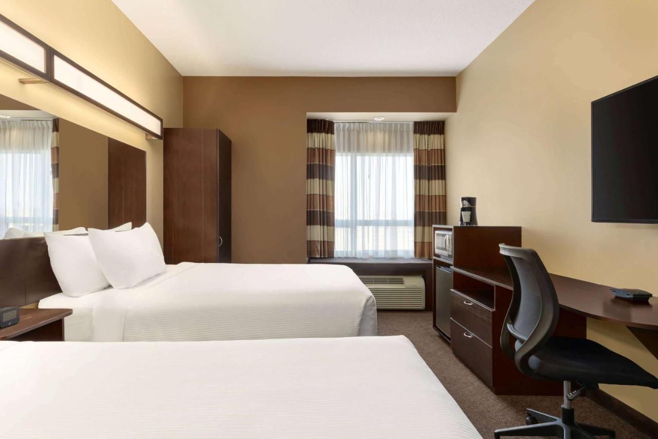 Microtel Inn And Suites By Wyndham Weyburn מראה חיצוני תמונה