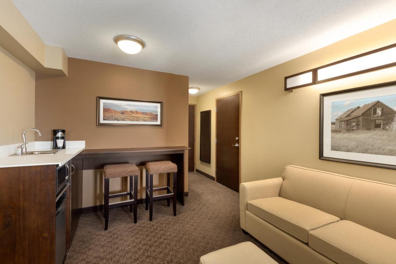 Microtel Inn And Suites By Wyndham Weyburn מראה חיצוני תמונה