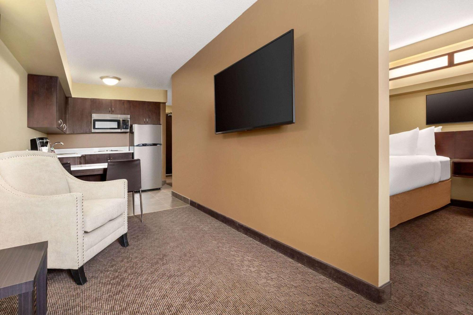 Microtel Inn And Suites By Wyndham Weyburn מראה חיצוני תמונה