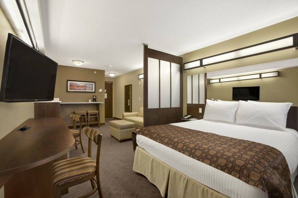Microtel Inn And Suites By Wyndham Weyburn מראה חיצוני תמונה