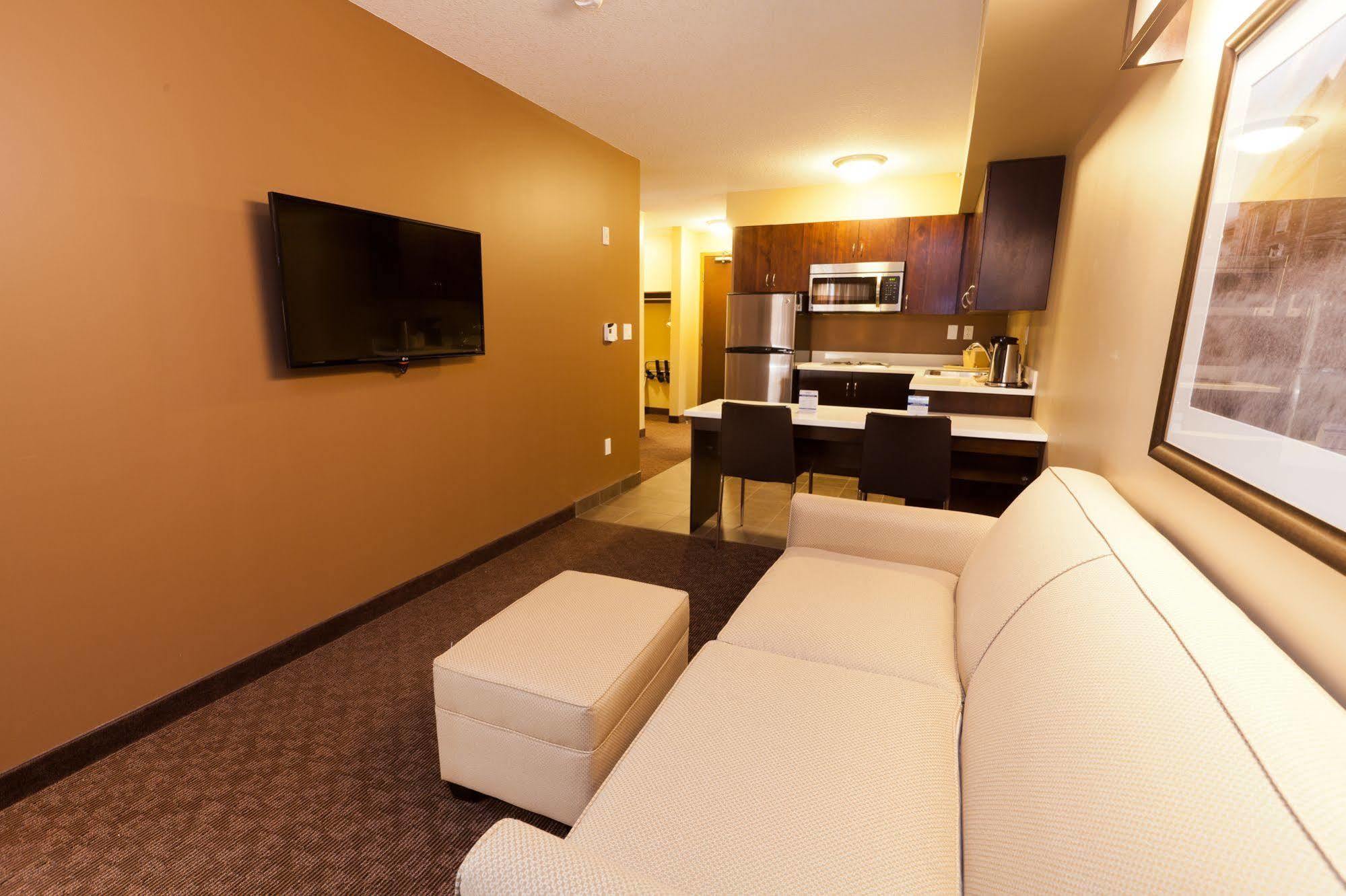 Microtel Inn And Suites By Wyndham Weyburn מראה חיצוני תמונה