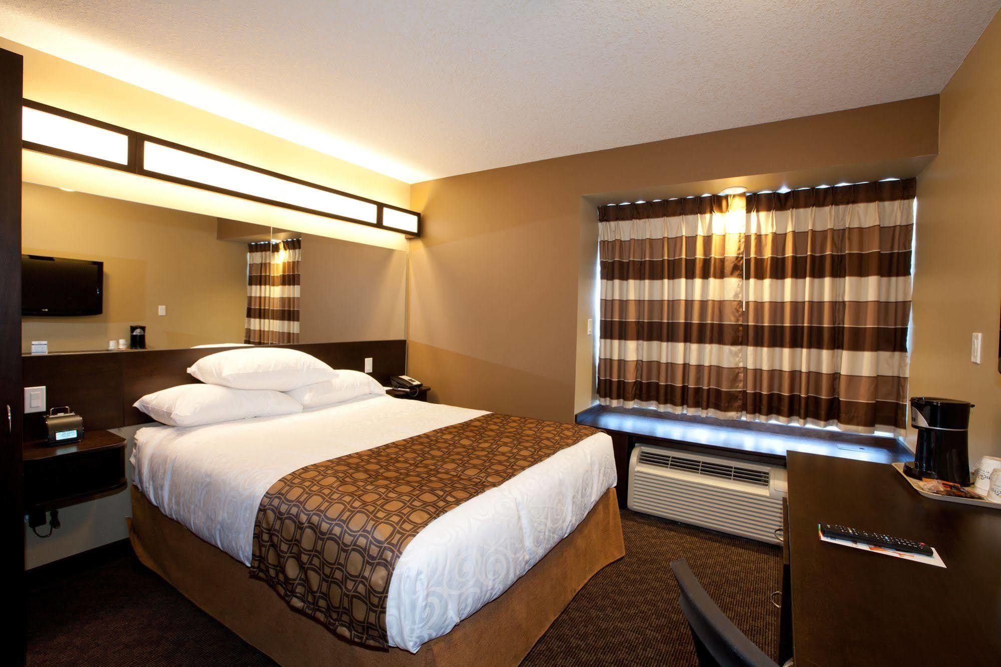 Microtel Inn And Suites By Wyndham Weyburn מראה חיצוני תמונה