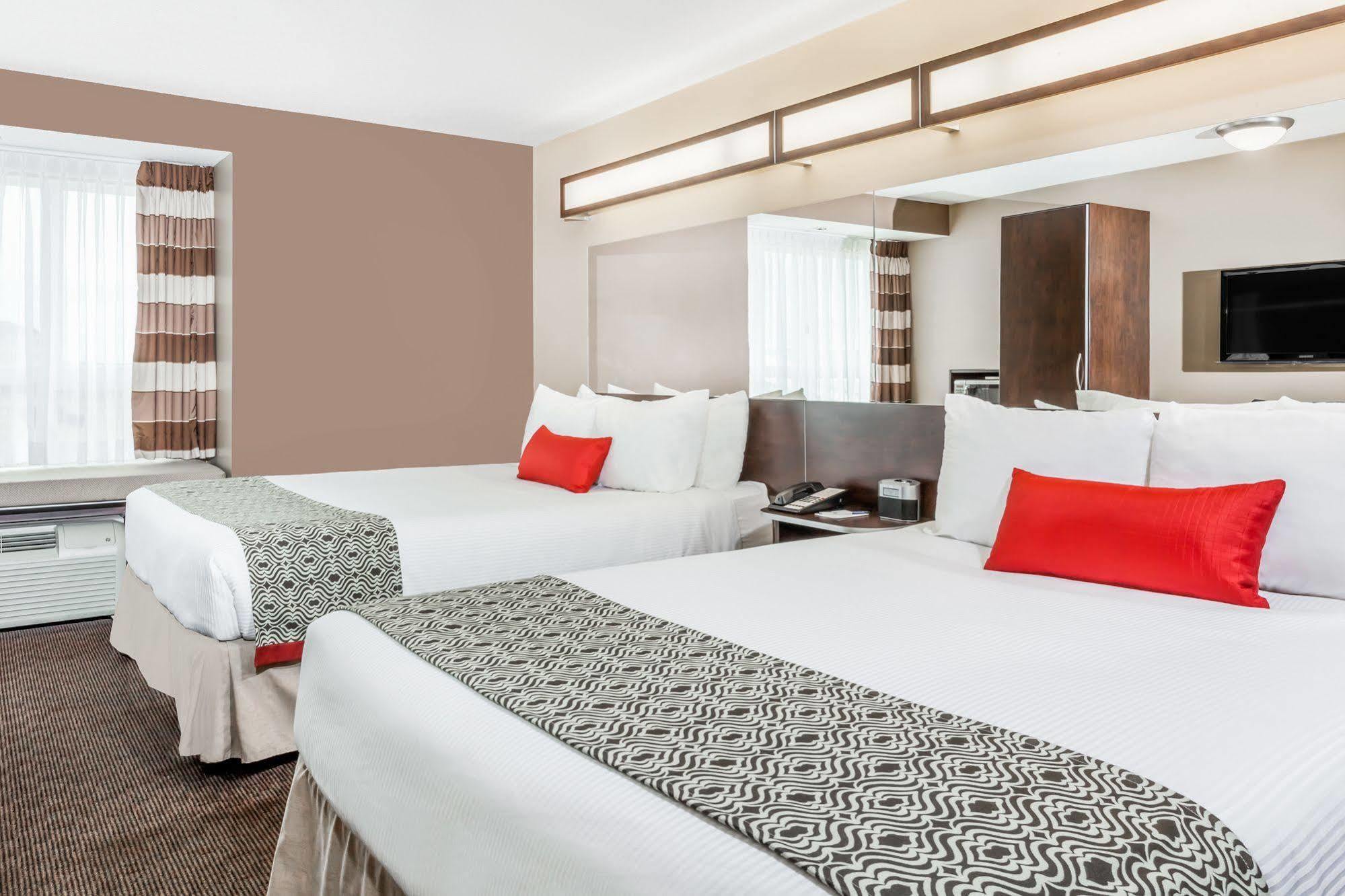 Microtel Inn And Suites By Wyndham Weyburn מראה חיצוני תמונה